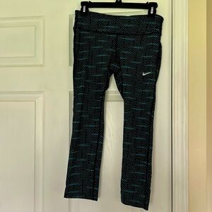 Woman’s Nike leggings Sz Small. Like new no pulls.
